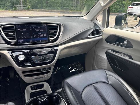 Used 2023 Chrysler Pacifica Touring-L FWD image 16