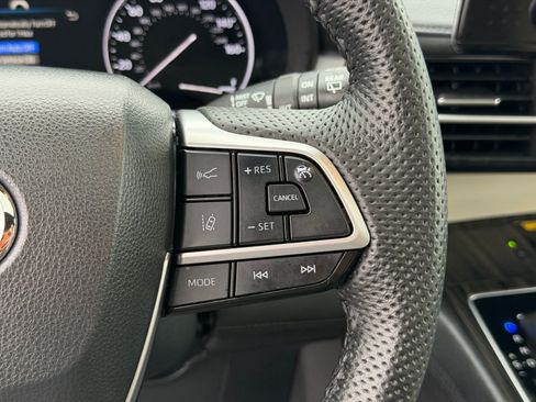 Used 2023 Toyota Sienna Limited image 18