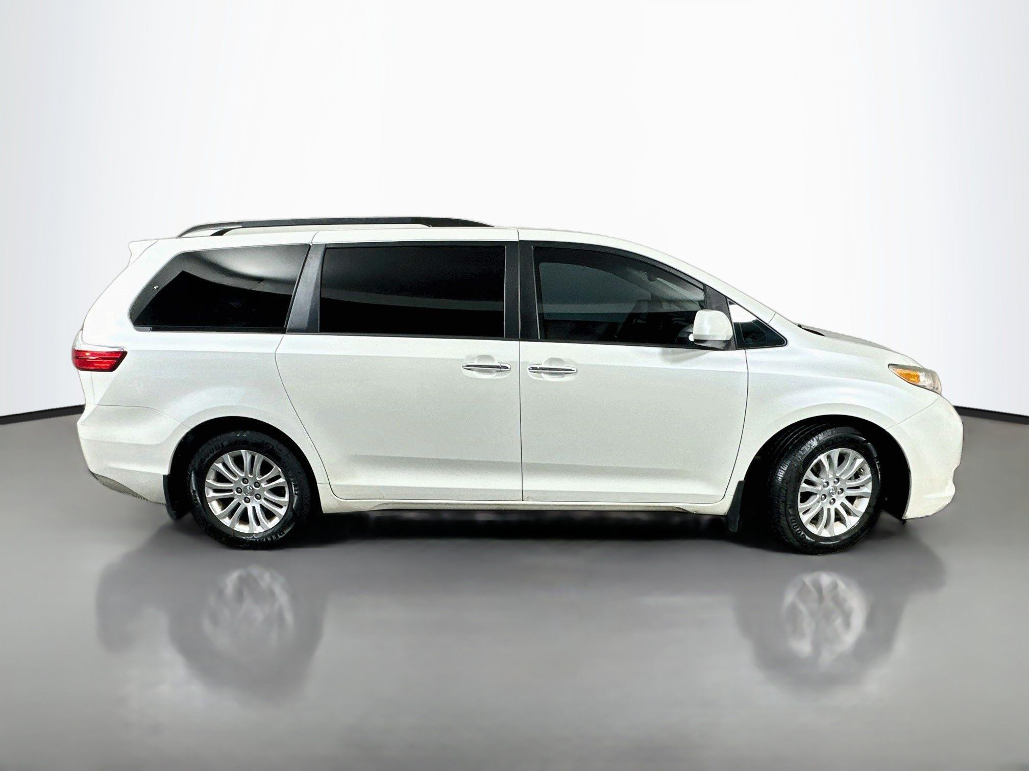 Used 2017 Toyota Sienna XLE Premium FWD image 8