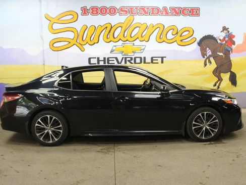 Used 2018 Toyota Camry SE FWD image 1