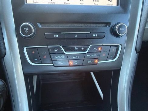 Used 2017 Ford Fusion SE w/ Fusion SE Technology Package AWD/4WD image 27