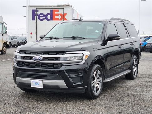 Used 2022 Ford Expedition XLT image 3
