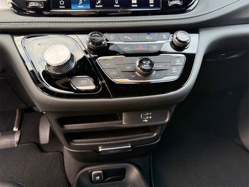 New 2026 Chrysler Pacifica Select image 22