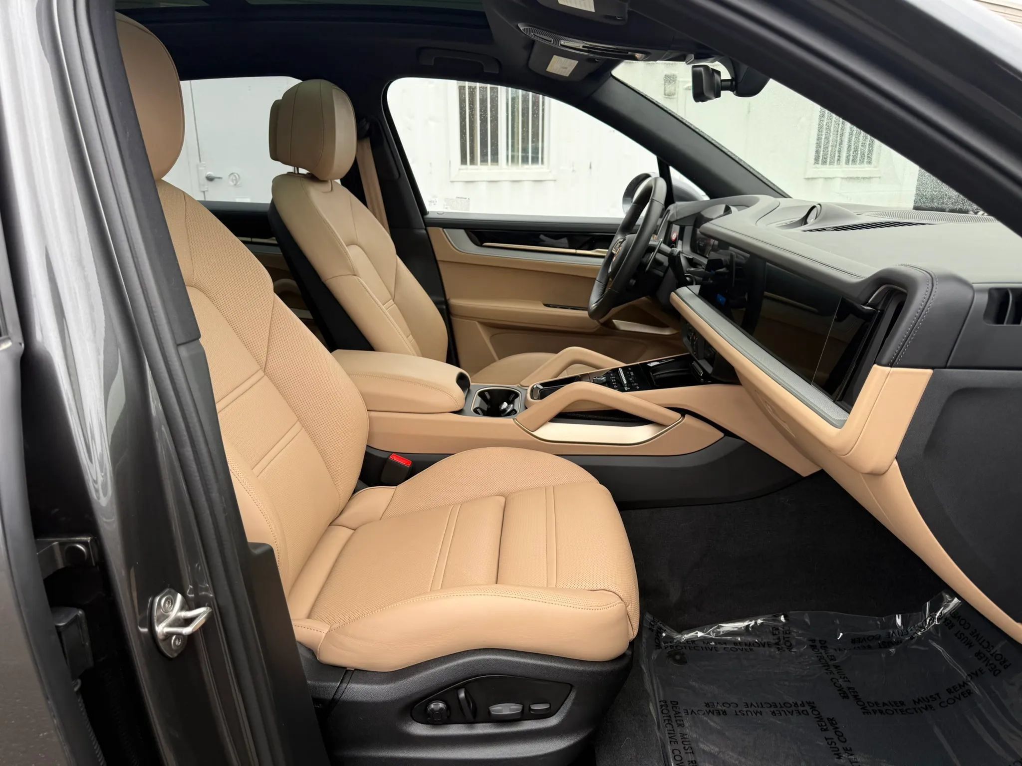 Used 2025 Porsche Cayenne E-Hybrid w/ Premium Package Plus AWD/4WD image 35