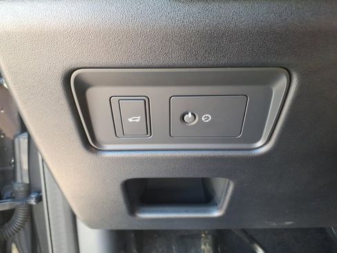 Used 2025 Land Rover Discovery Dynamic SE image 18