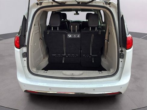 Used 2018 Chrysler Pacifica Touring-L image 19