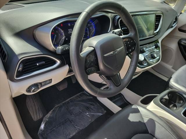 Used 2024 Chrysler Pacifica Touring-L FWD image 18