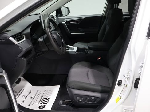 Used 2025 Toyota RAV4 XLE image 9
