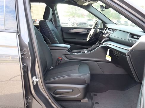 New 2025 Jeep Grand Cherokee Laredo w/ Luxury Tech Group I image 25