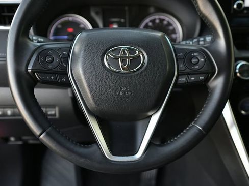 Used 2022 Toyota Venza LE image 7