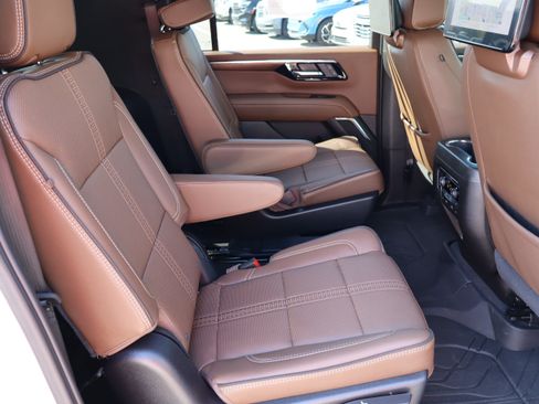 Used 2025 Chevrolet Suburban High Country AWD/4WD image 40