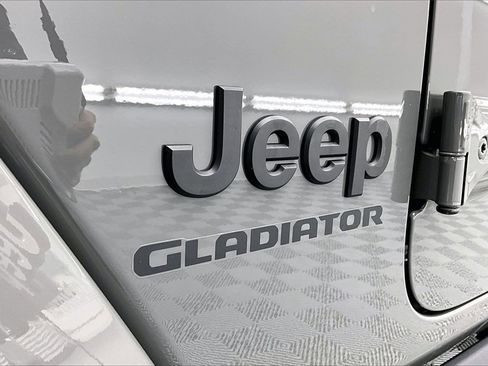 Used 2022 Jeep Gladiator Willys image 8