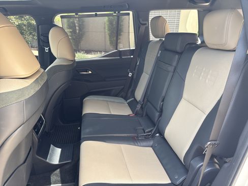 Used 2024 Lexus GX 550 AWD/4WD image 11
