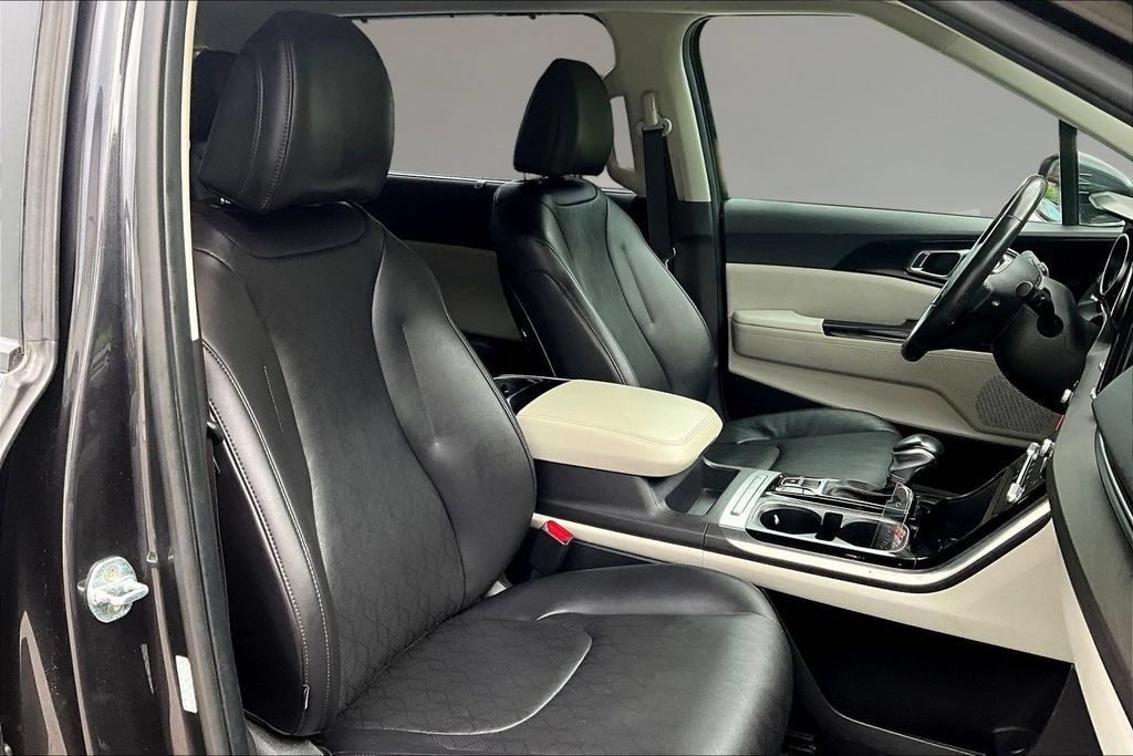 Used 2022 Kia Carnival EX FWD image 26