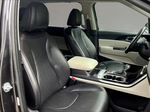 Used 2022 Kia Carnival EX FWD image 26