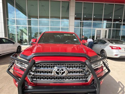 Used 2017 Toyota Tacoma TRD Off-Road w/ Tow Package (A/T) AWD/4WD image 11