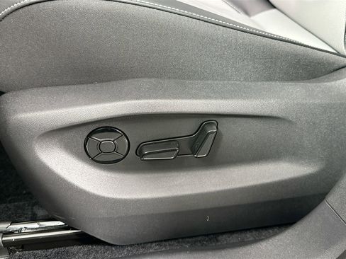 New 2026 Volkswagen Tiguan SE R-Line image 17