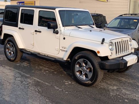 Used 2016 Jeep Wrangler Unlimited Sahara image 3