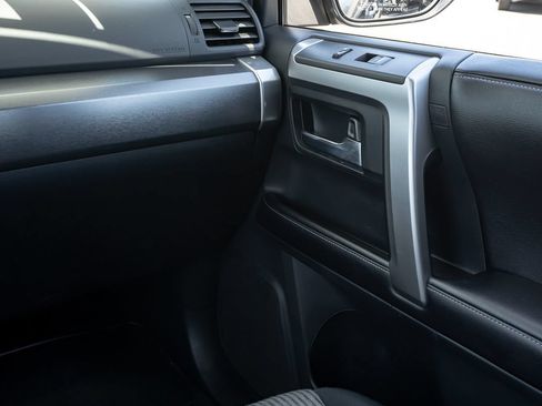 Used 2016 Toyota 4Runner SR5 AWD/4WD image 18