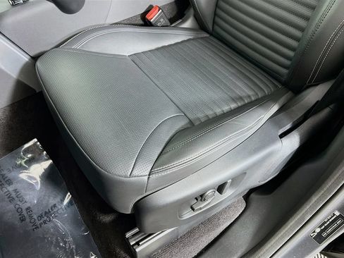 Certified 2025 Land Rover Discovery S AWD/4WD image 20