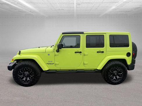 Used 2017 Jeep Wrangler Unlimited Sahara w/ Dual Top Group AWD/4WD image 12