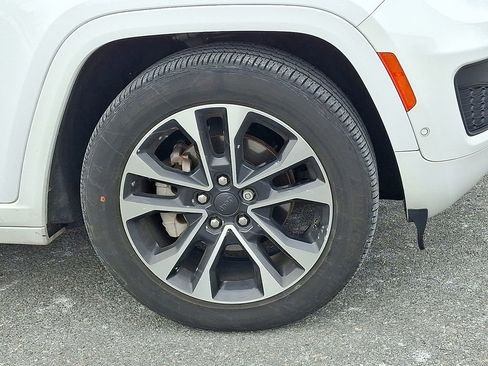 Used 2022 Jeep Grand Cherokee Overland w/ Luxury Tech Group IV AWD/4WD image 10