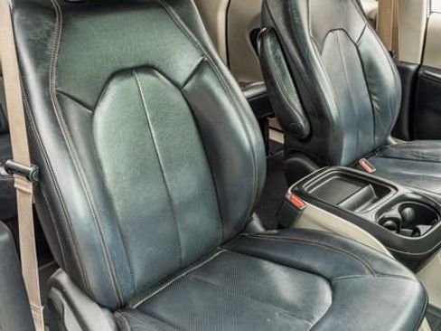Used 2019 Chrysler Pacifica Touring-L image 44