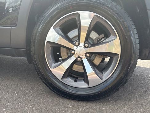 Used 2019 Jeep Cherokee Limited w/ Luxury Group image 10