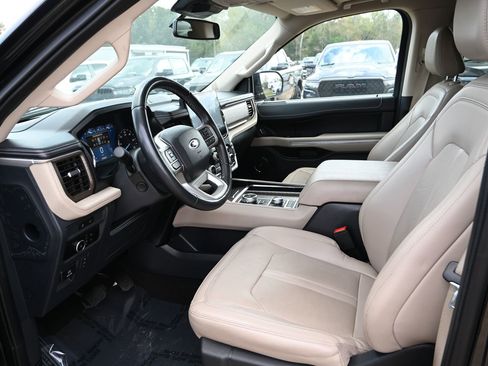 Used 2023 Ford Expedition Limited image 8