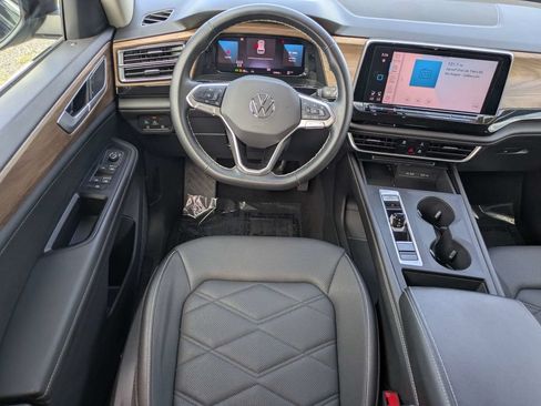 Used 2025 Volkswagen Atlas SE FWD image 16