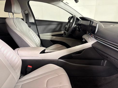 Used 2025 Hyundai Elantra Limited FWD image 14