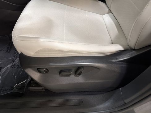 Used 2018 Volkswagen Tiguan SE image 16