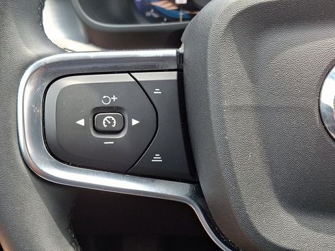 Certified 2025 Volvo XC40 B5 Core image 22