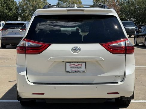 Used 2020 Toyota Sienna XLE w/ XLE Navigation Package FWD image 5