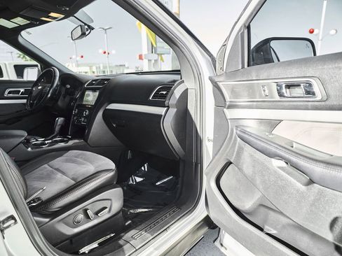 Used 2017 Ford Explorer XLT w/ Equipment Group 202A AWD/4WD image 12