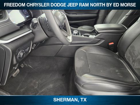 Used 2025 Jeep Grand Cherokee Altitude AWD/4WD image 8