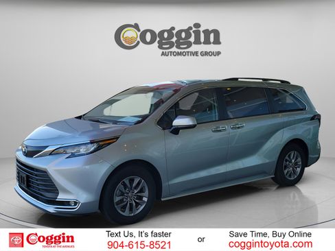 Used 2023 Toyota Sienna XLE image 1