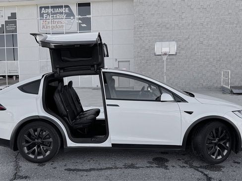 Used 2023 Tesla Model X image 7