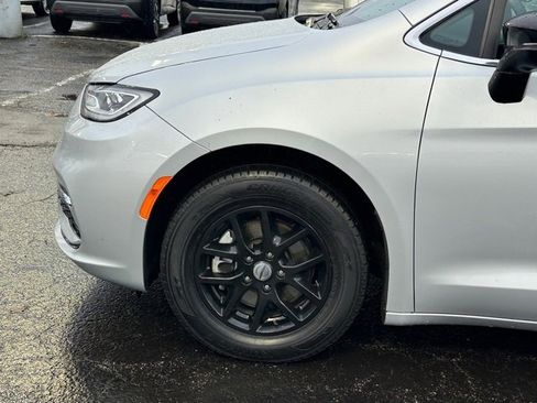 Used 2024 Chrysler Pacifica Touring-L image 7