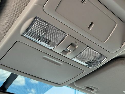 Used 2018 Nissan Titan SV image 21