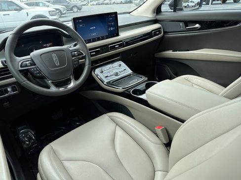 Used 2022 Lincoln Nautilus FWD w/ Premium Package image 18