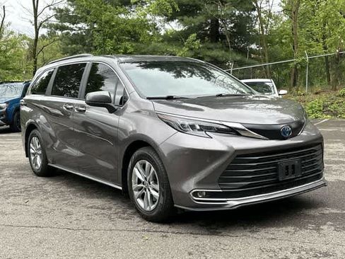Used 2024 Toyota Sienna XLE w/ XLE Plus Package AWD/4WD image 31