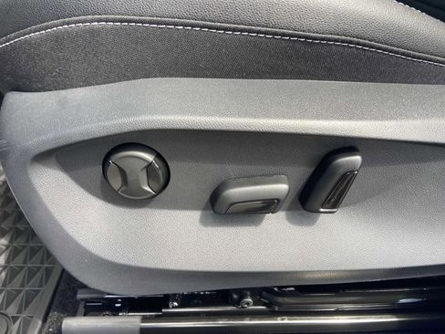 New 2025 Volkswagen Taos SE image 18