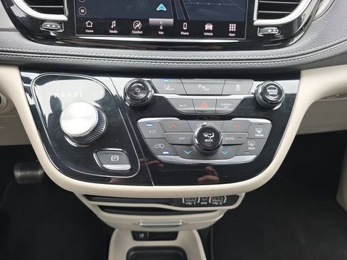 Used 2024 Chrysler Pacifica Limited FWD image 26