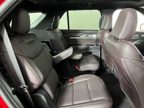 Used 2025 Ford Explorer Platinum w/ Ultimate Package image 32