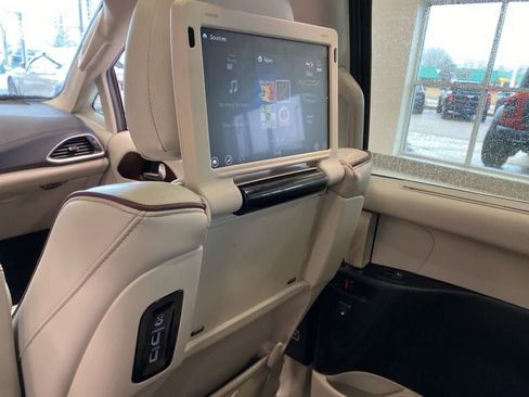 Used 2020 Chrysler Pacifica Limited image 31