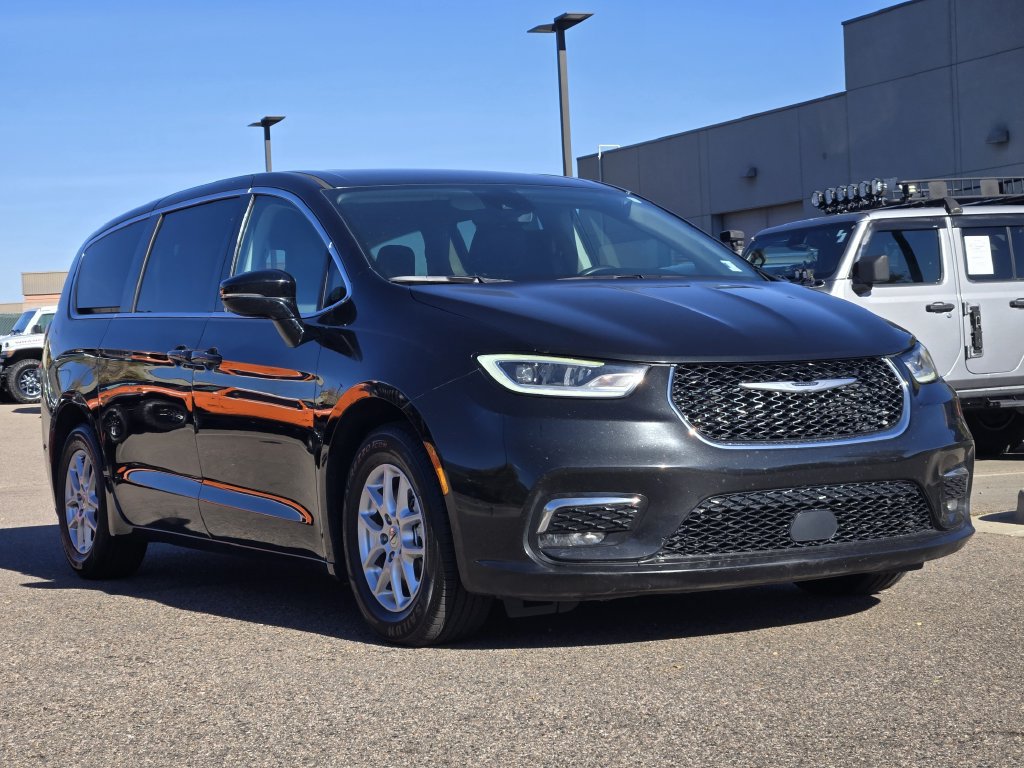 Used 2024 Chrysler Pacifica Touring-L FWD image 3