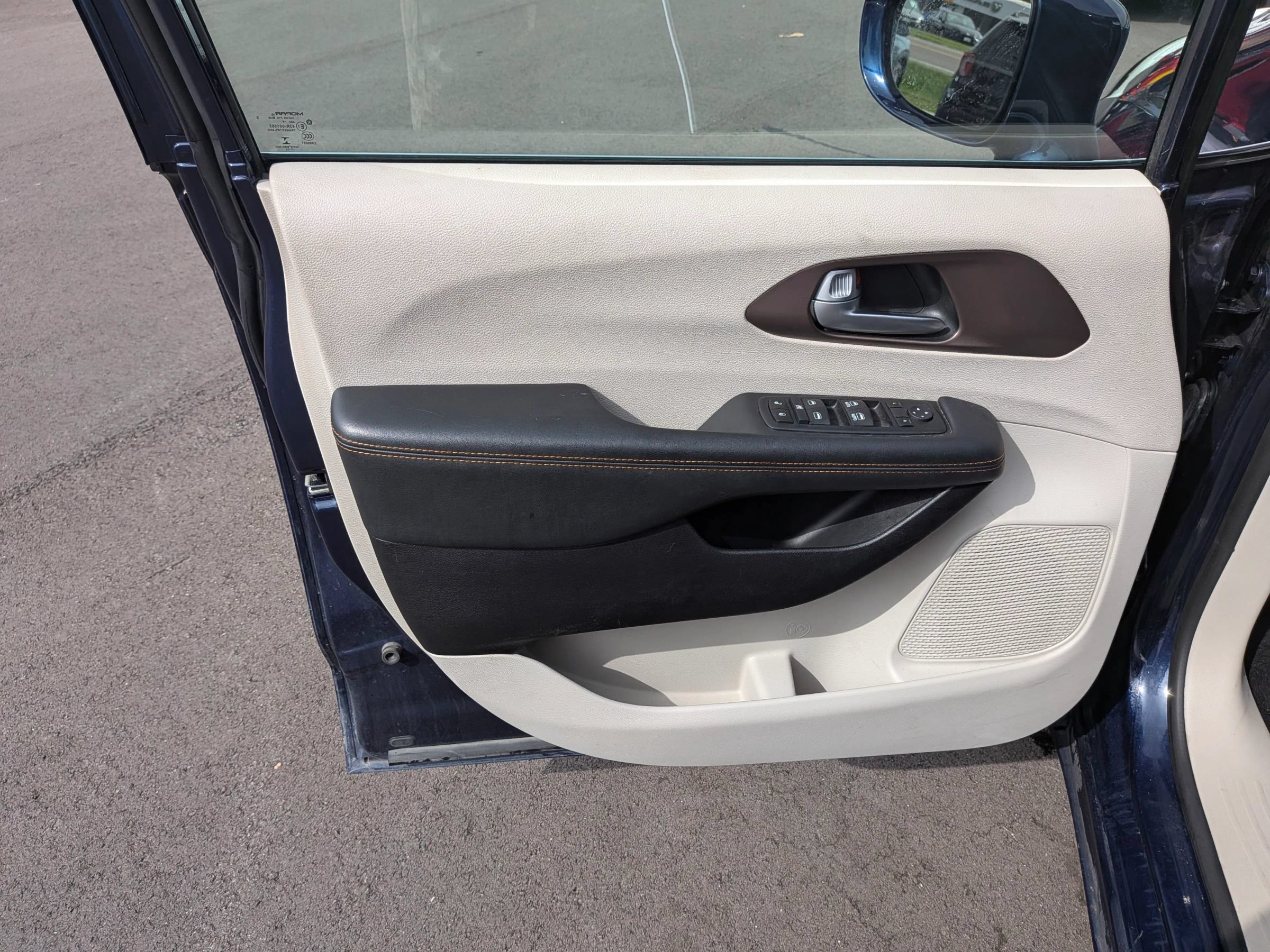Used 2017 Chrysler Pacifica Touring-L w/ Tire & Wheel Group FWD image 15