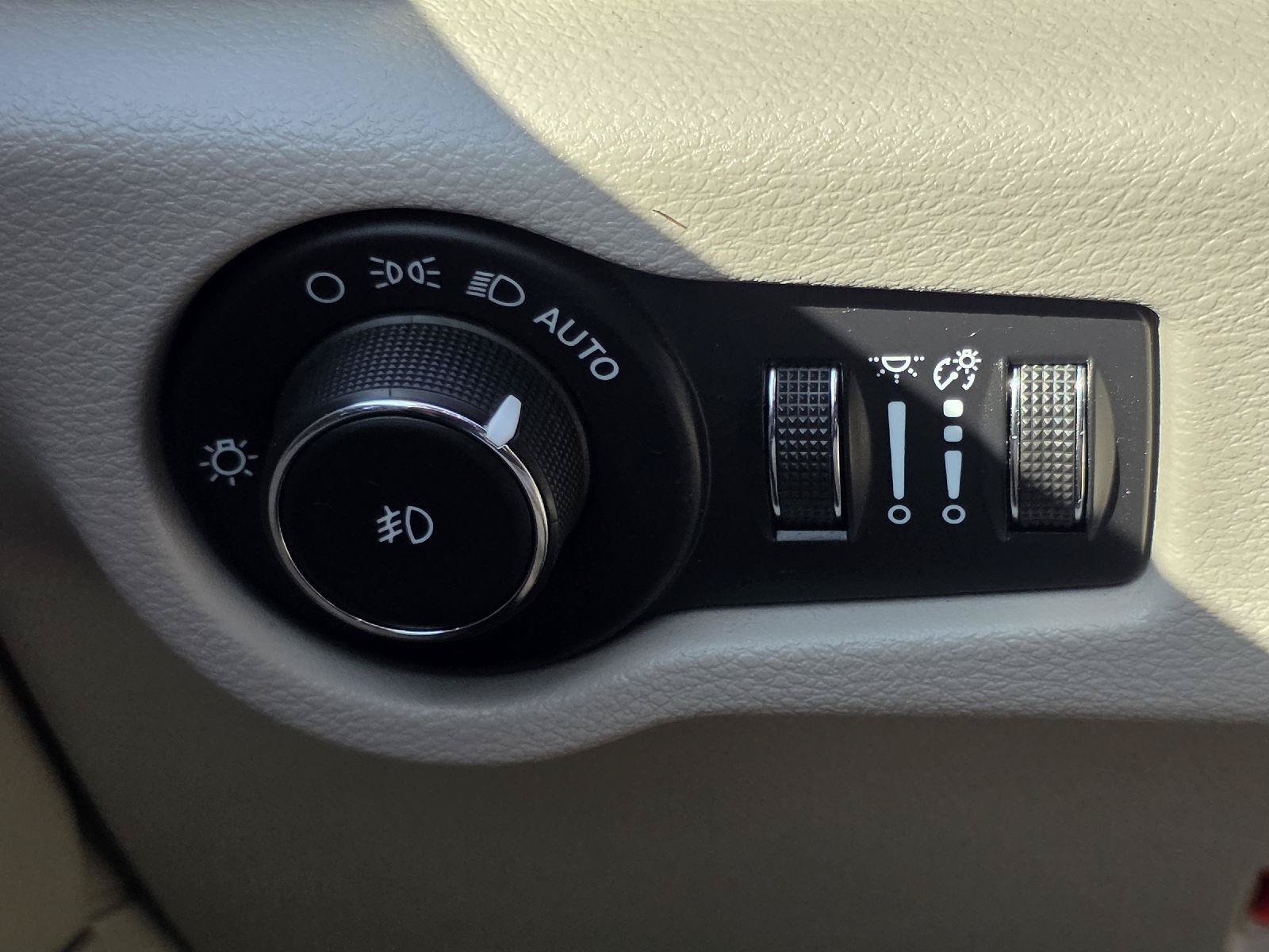Used 2021 Chrysler Pacifica Touring-L FWD image 11