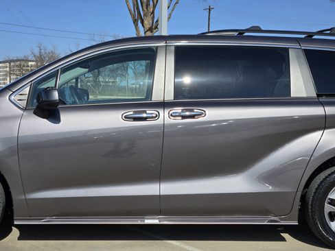 Used 2023 Toyota Sienna XLE image 12